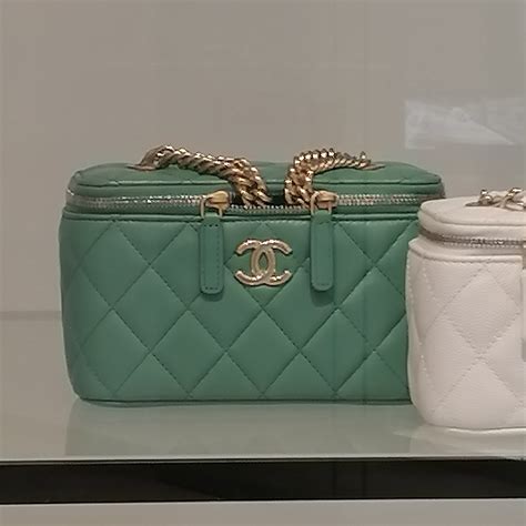 chanel vanity case 2023